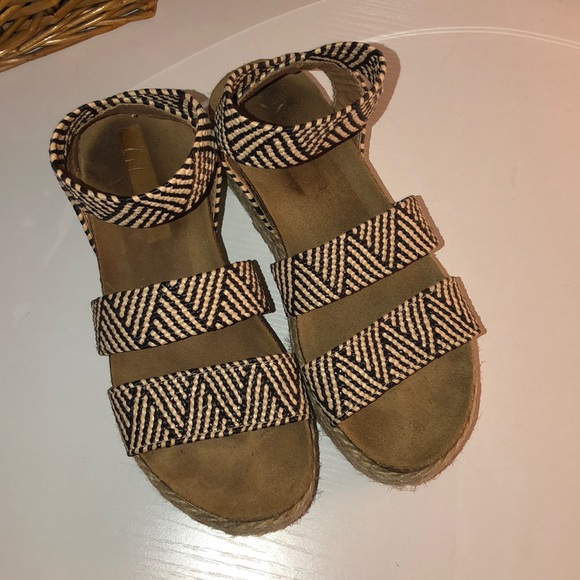 Platform Sandals - Picture 2 of 3